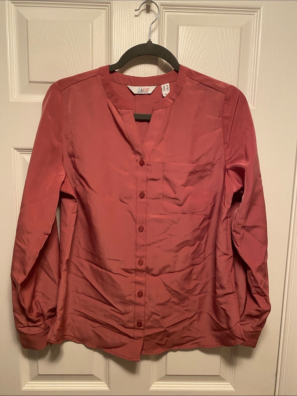 d & Co. Essentials V-Neck Button-Down Blouse…size XS